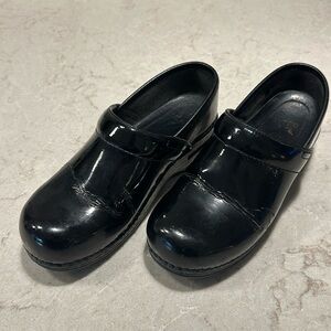 DANSKO BLACK PATENT LEATHER XP CLOGS